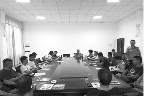 交警给环卫工上安全课：如何避开马路杀手