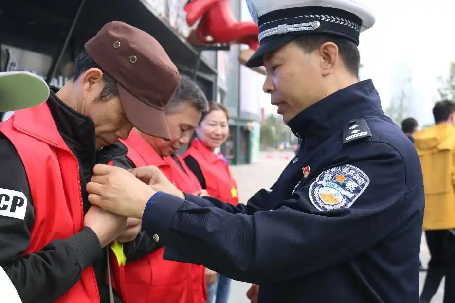 长沙天心区老人成交通事故高发人群 交警开展宣传活动