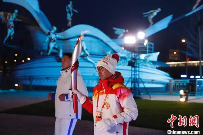 冬奥会火炬传递：百年首钢点燃奥运梦想，续写荣光