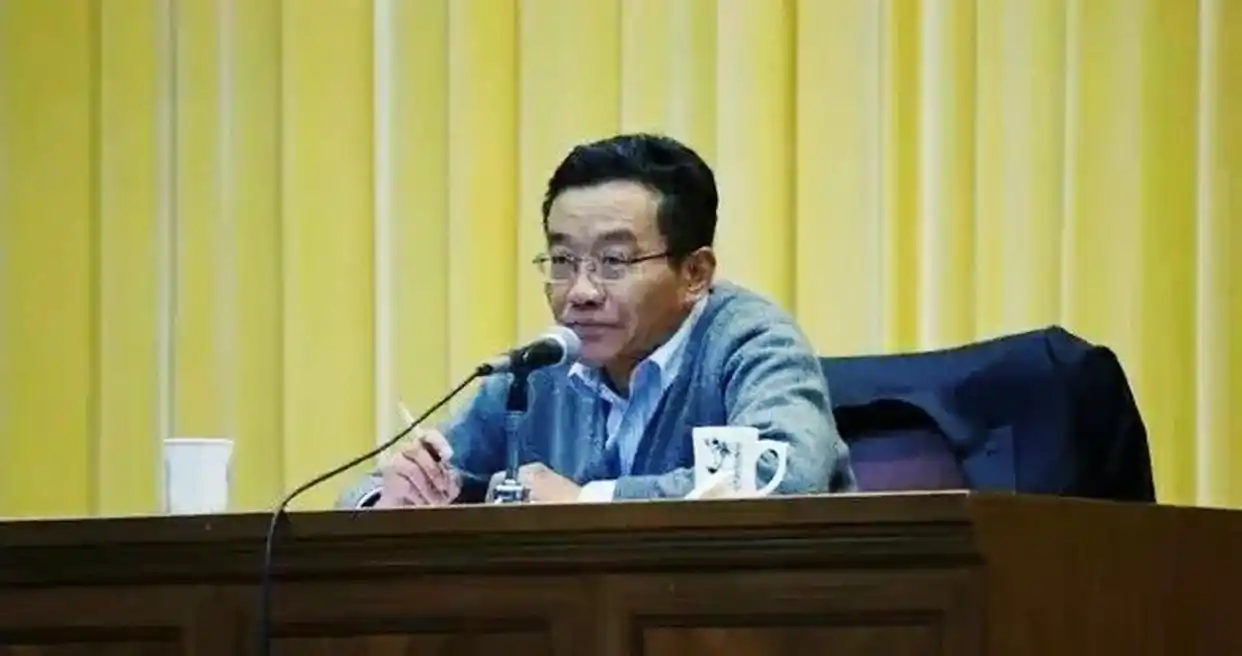 大学教授不戴眼镜不端着，抽烟讲课照样成网红