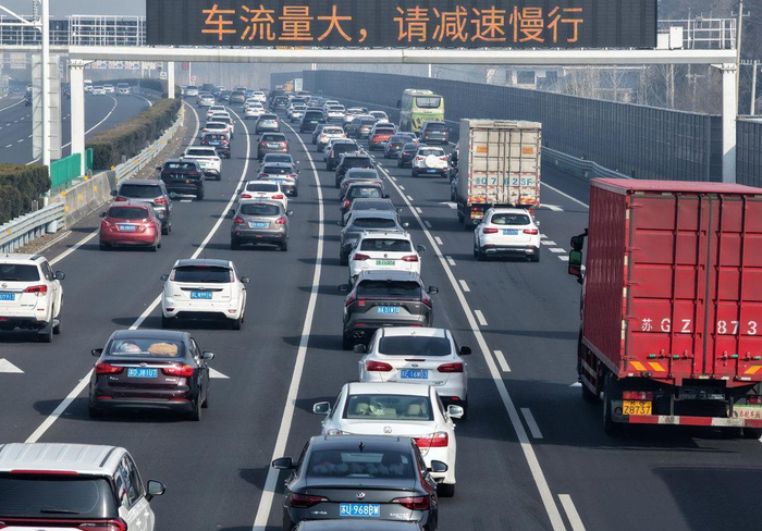 春节假期出行规模创新高 高速节假日免费政策引热议