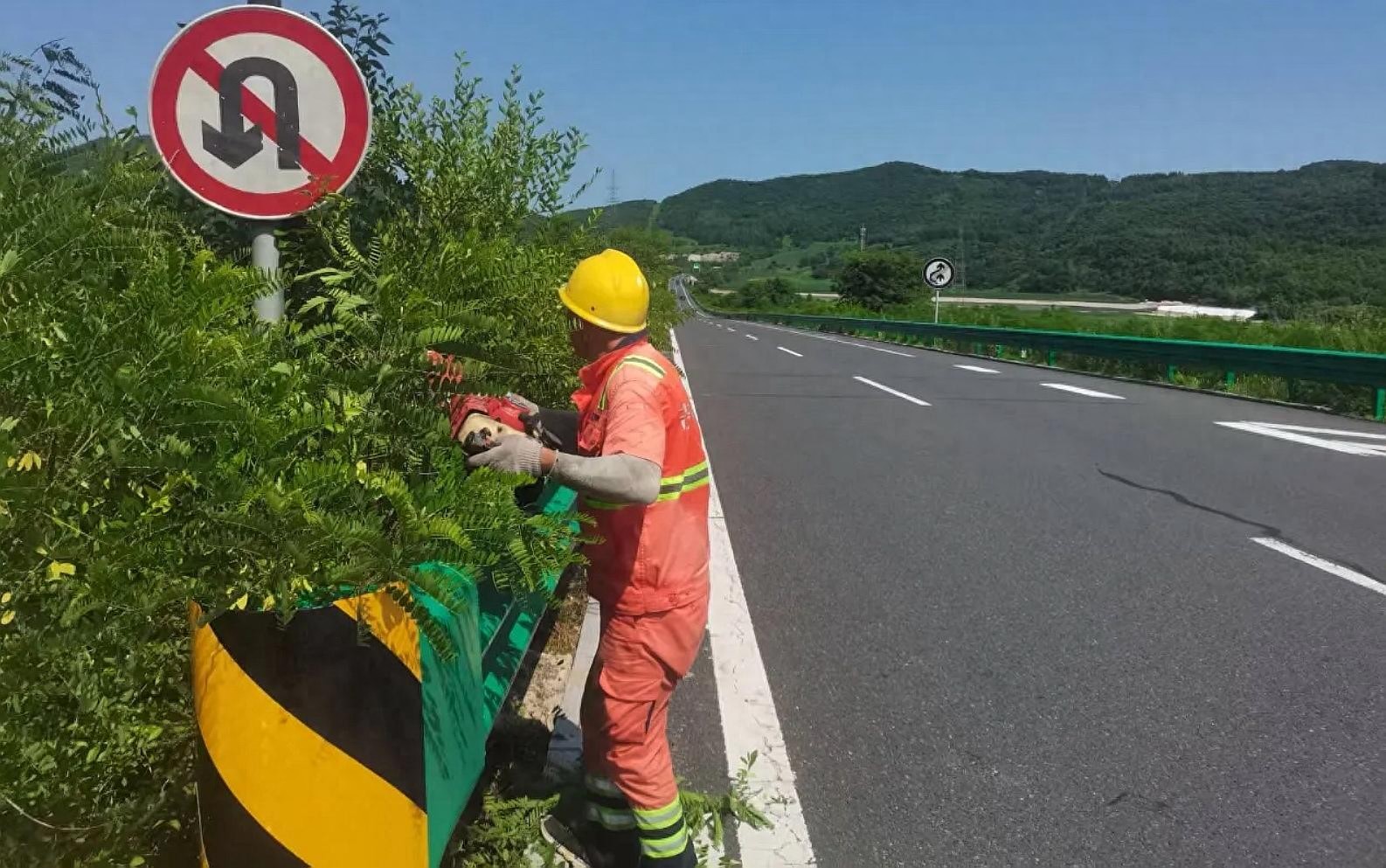 高温下坚守高速路养护一线 确保道路安全通畅