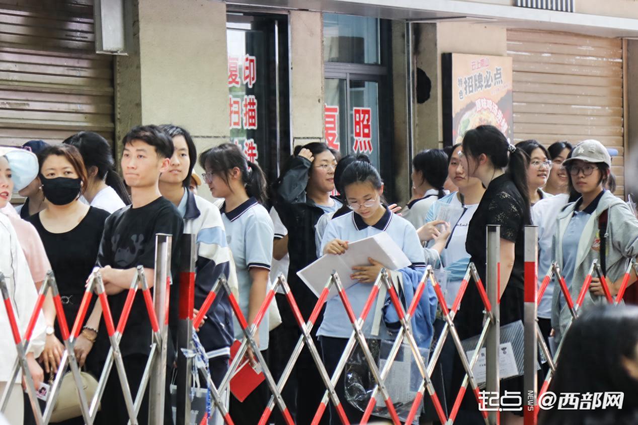 高考明日开考，西工大附中考点外考生提前看考场准备就绪