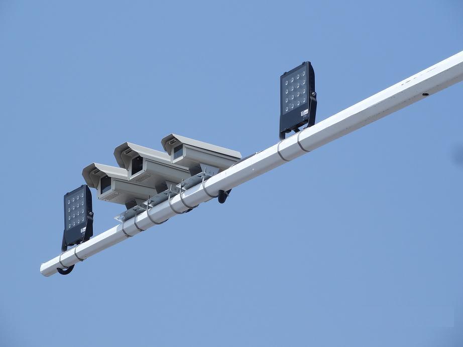 过车就闪的摄像头不一定是拍违章，可能是记录轨迹