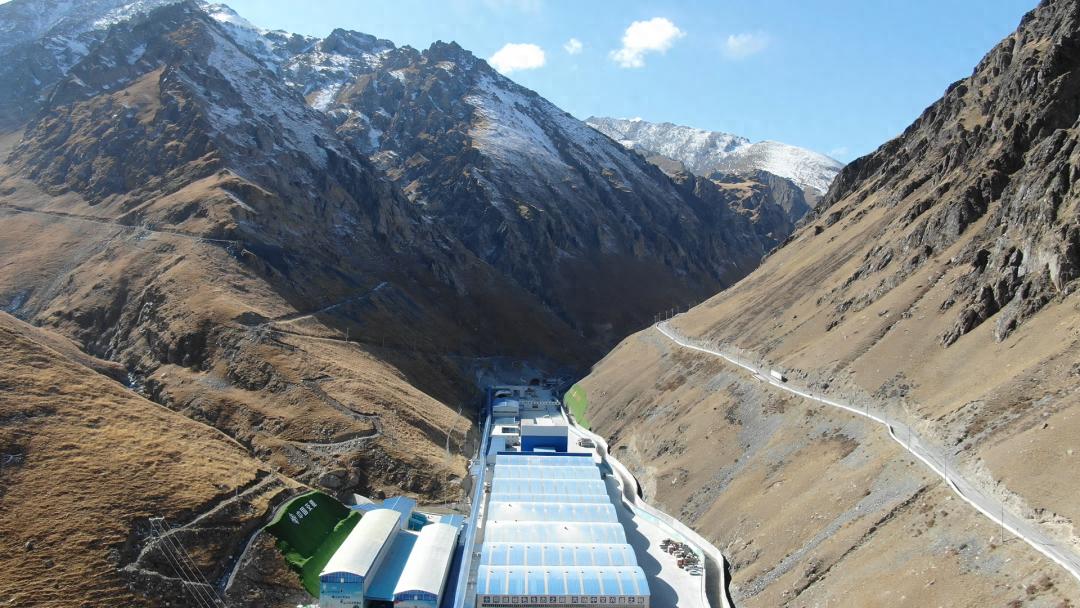 新疆乌尉高速天山胜利隧道建设取得重大进展，施工难度大亮点多