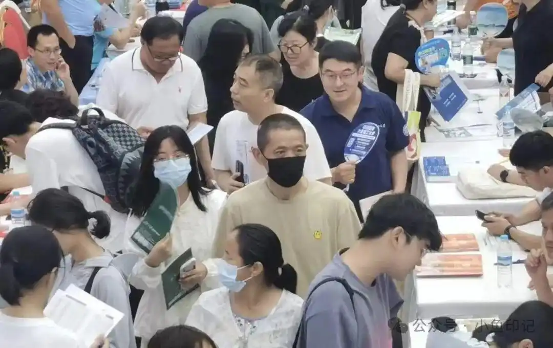 大学录取通知书到手，家长吐槽学费贵，各档收费参考来了