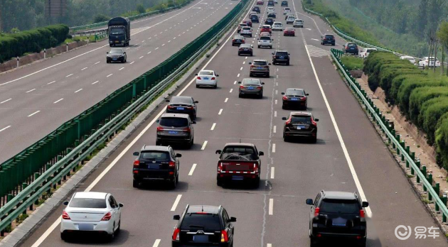 高速节假日免费车流量大增，带来车速慢车距小等问题