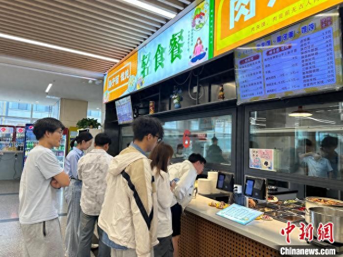 高校食堂轻食兴起，少油少盐自由搭，圈粉众多大学生