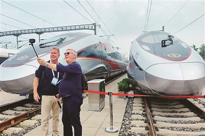 全球最快高铁实车亮相，吸引国外观众打卡