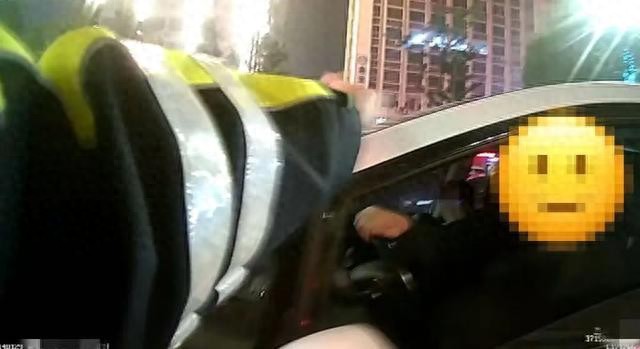 聊城一男子酒驾闯卡弃车而逃，违法记录将终生在案