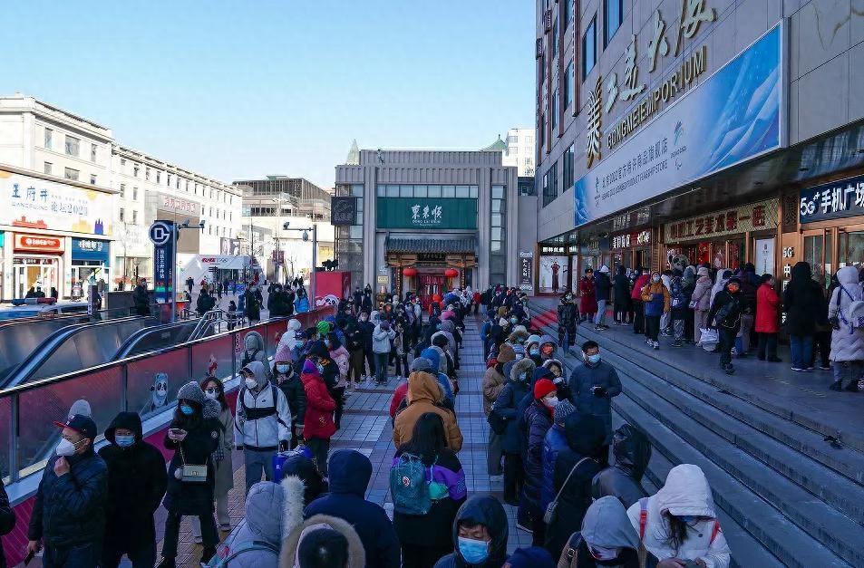 冬奥会纪念品火爆 早起排队抢购冰墩墩