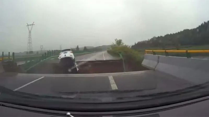高速桥梁坍塌致车辆坠落,出行需注意