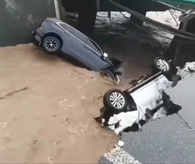 高速桥梁坍塌致车辆坠落,出行需注意