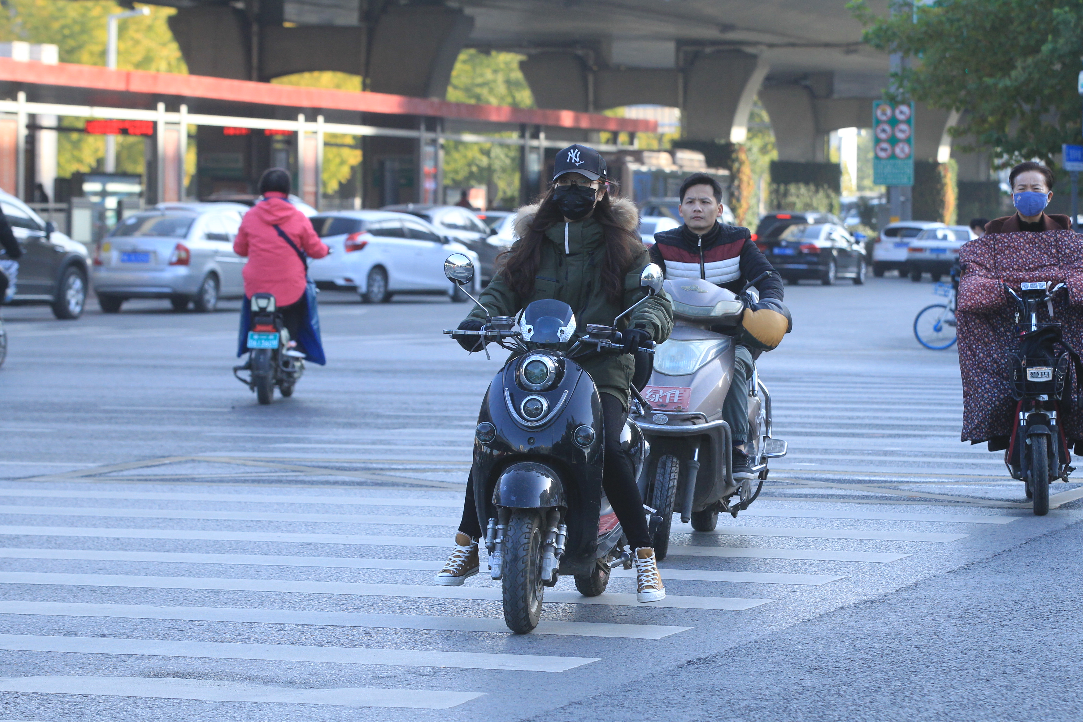 郑州强化治理非机动车行人违法高发区域，每周至少集中查处一次