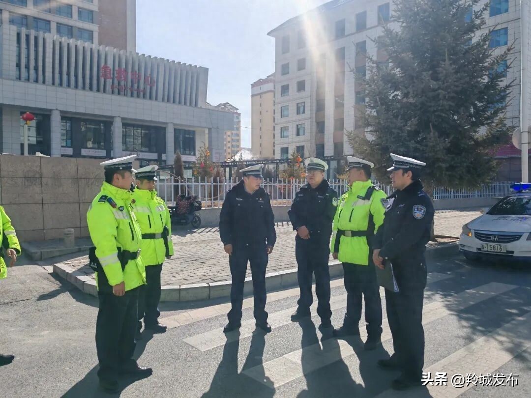 合作市交警聚焦行人违章，严管严查营造有序交通环境