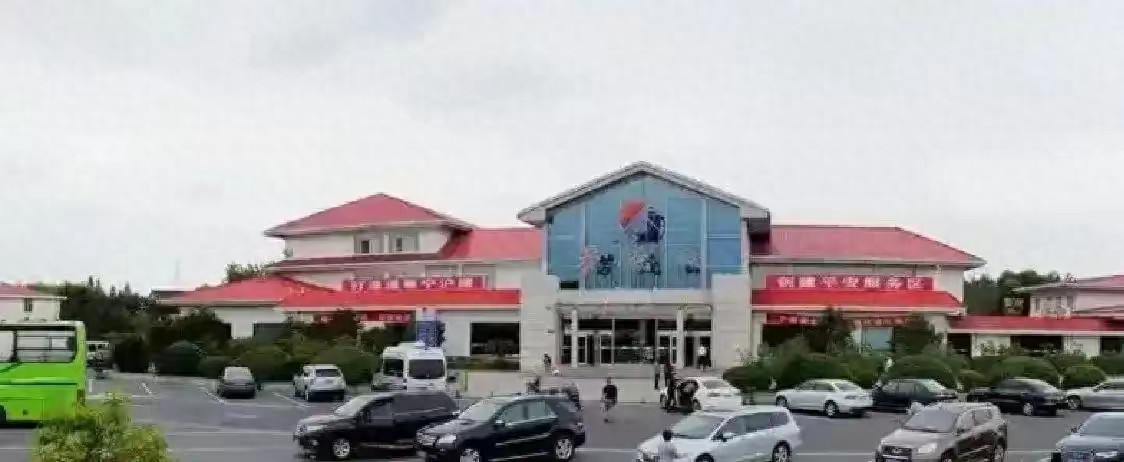 高速服务区睡一晚不收费，超三天也不会直接锁车