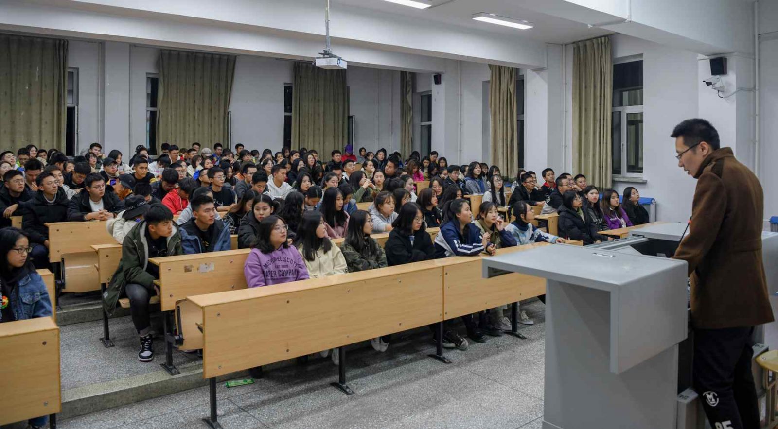 大学新生必看:入学安全教育讲座,防骗防事故