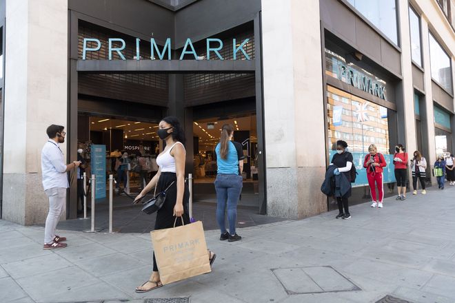 疫情冲击下世界经济复苏遇阻，消费信心和供应链受影响