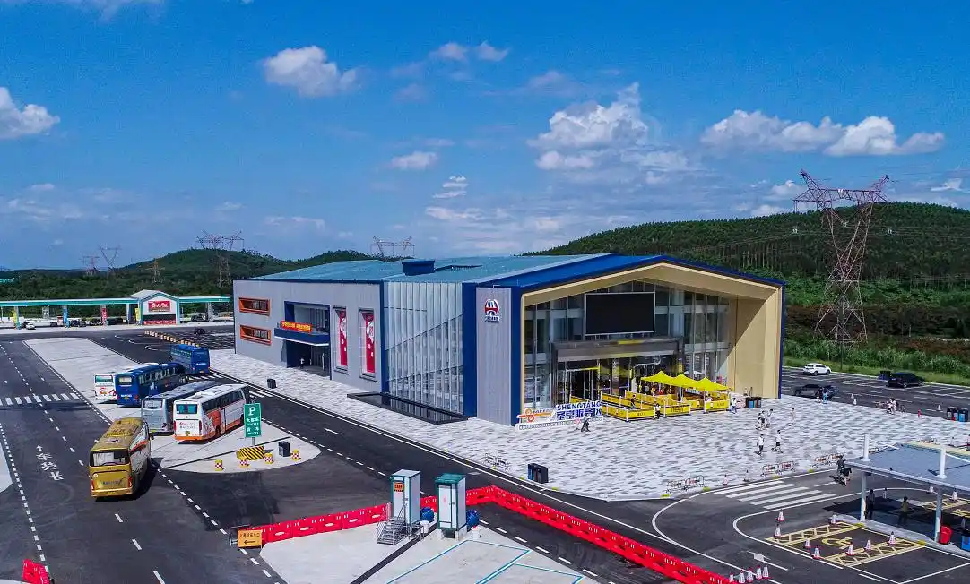 全国首个货运主题圣堂服务区迎客，超长车位方便货车司机