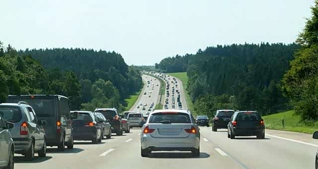 高速超车有门道，掌握这些技巧，安全轻松又高效