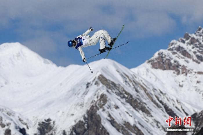 米兰冬奥会那些动人拥抱：对手间惺惺相惜，尽显坚持热爱