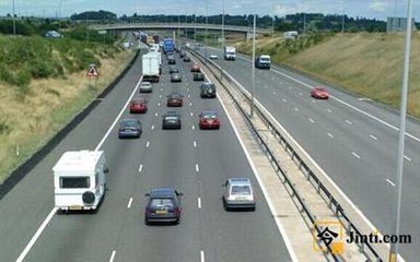 高速驾驶有诀窍，这些技巧你知道吗？保持匀速别频繁变道