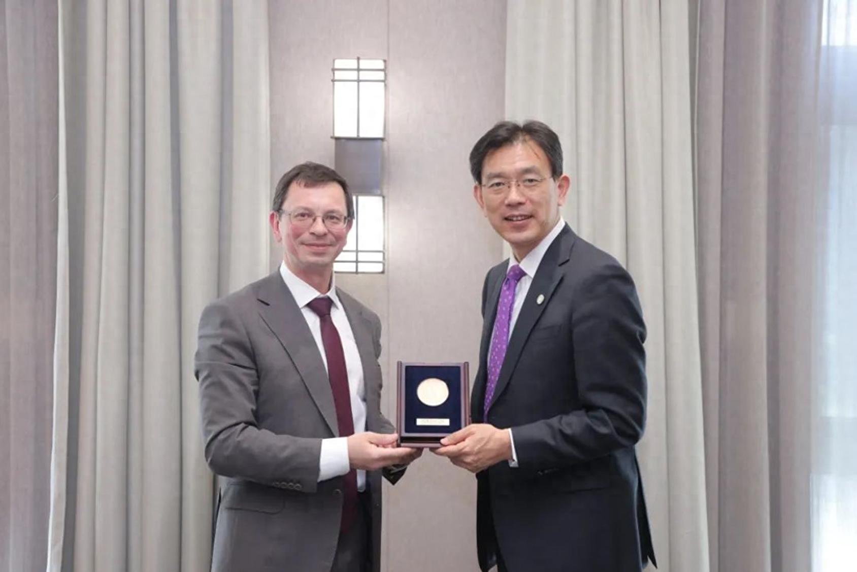 清华大学积极拓展国际交流，与多国高校开展多领域合作