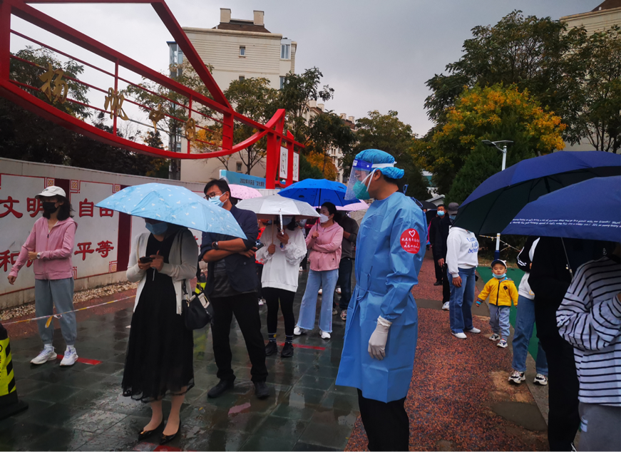 党员冲在前，疫情防控关键期为群众挺身而出做保障