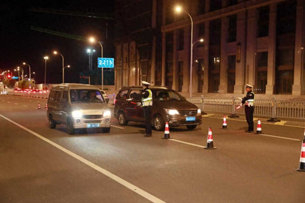 哈尔滨交管部门双节夜查行动，严处各类交通违法行为