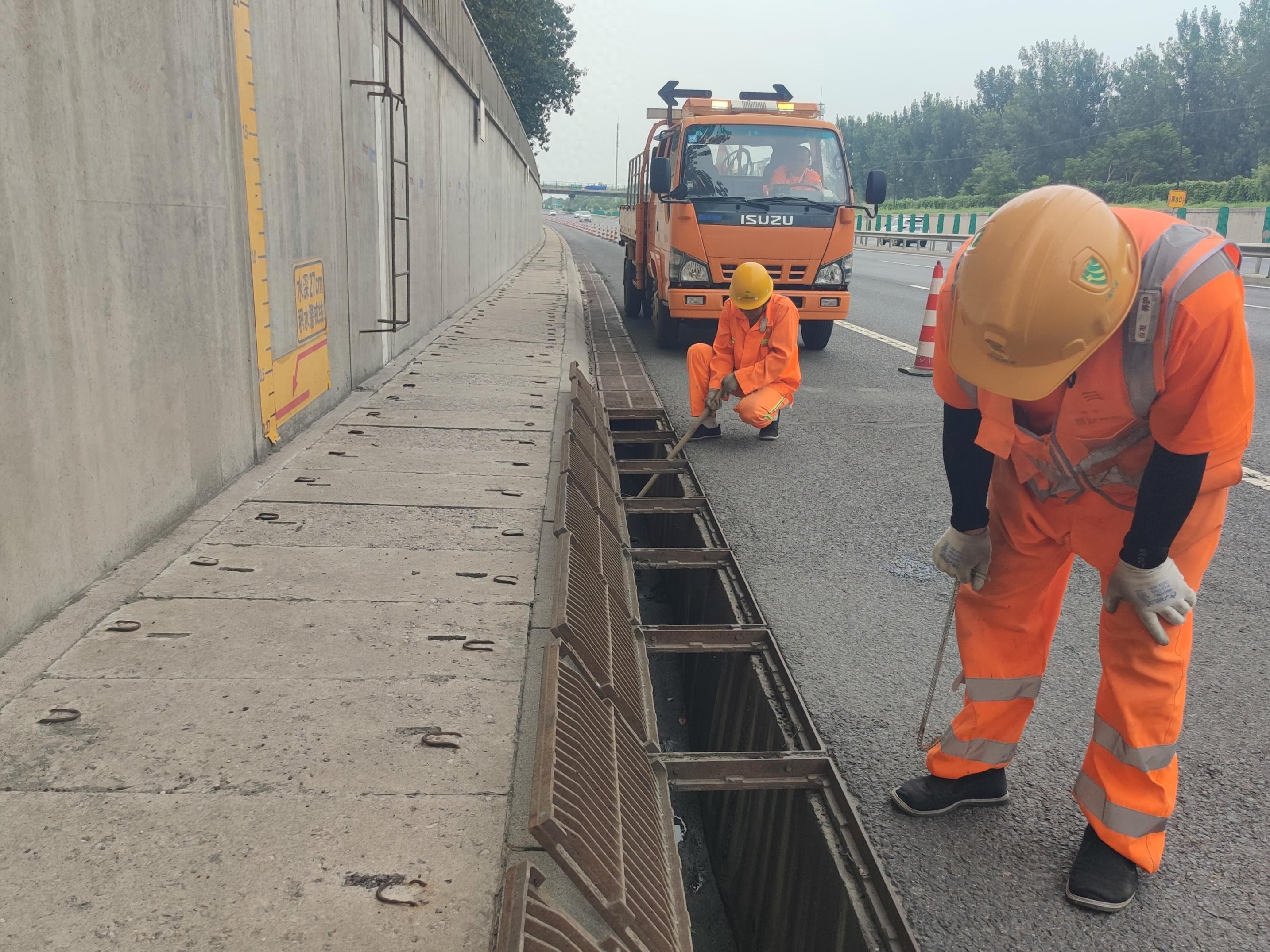 北京入汛暴雨升级，高速道路养护公司全力守护道路安全