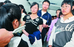 高考体检引争议！福州二院要求脱光，学生家长慌了