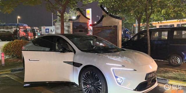 高速服务区停车过夜行不行？会收超时费吗？老司机来解答