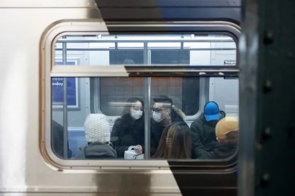 美国新冠疫情蔓延，暴露卫生系统及社会福利等严重问题