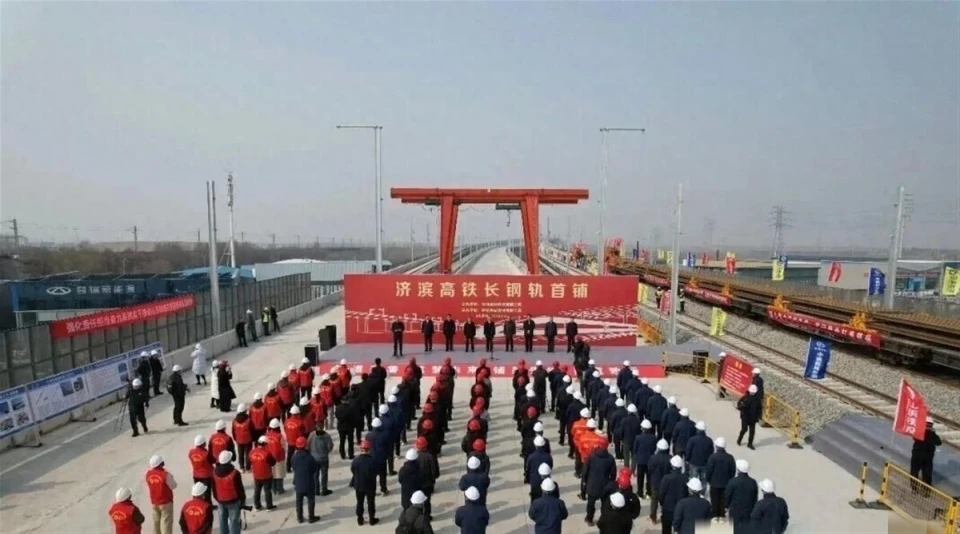 济滨高铁建设进展：提前通车，智能装备助力铺轨施工