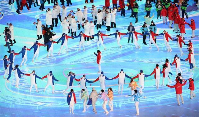 北京冬奥会闭幕式亮点多,运动员欢乐互动与预定流程有偏差