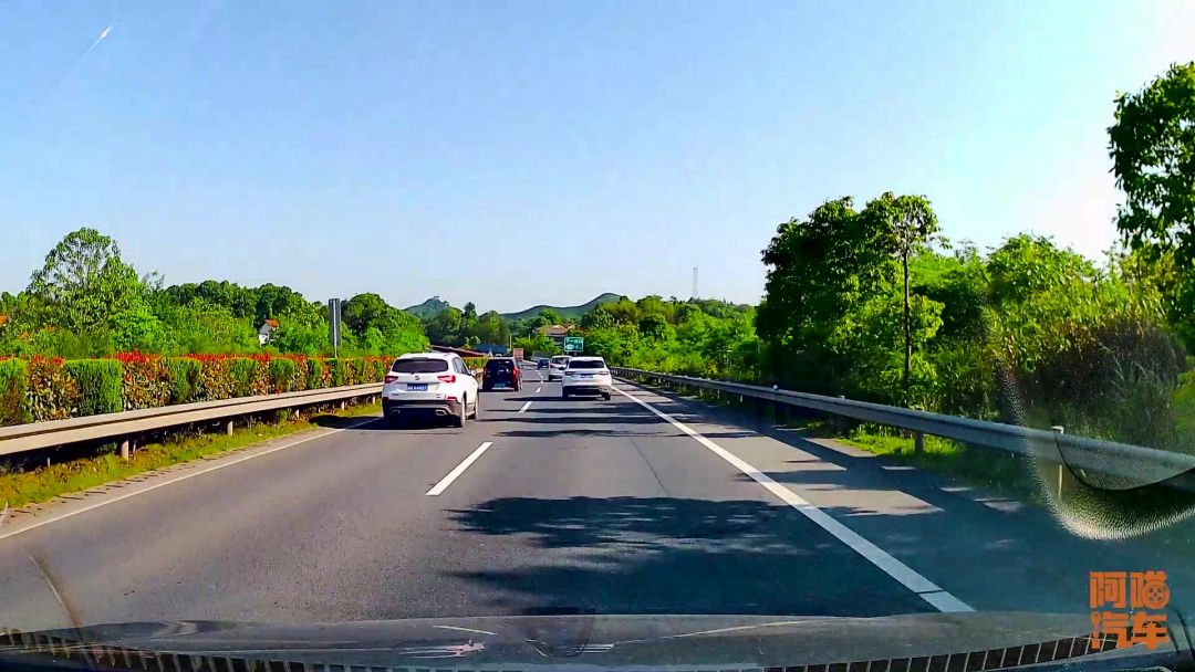 高速上为何有人爱龟速占第一车道？这些原因你知道吗？