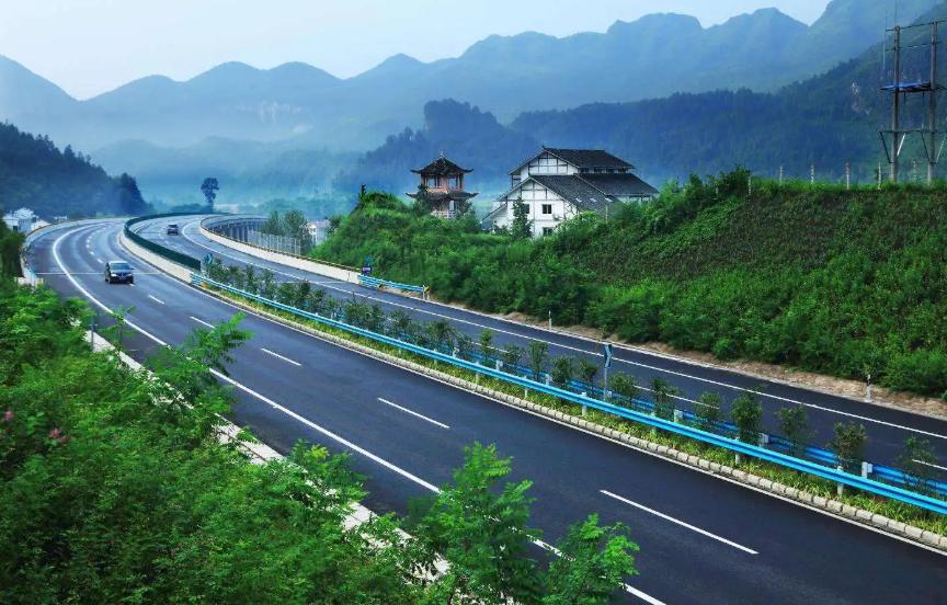 高速安全出行十注意，超速车距隧道分心驾驶全涵盖