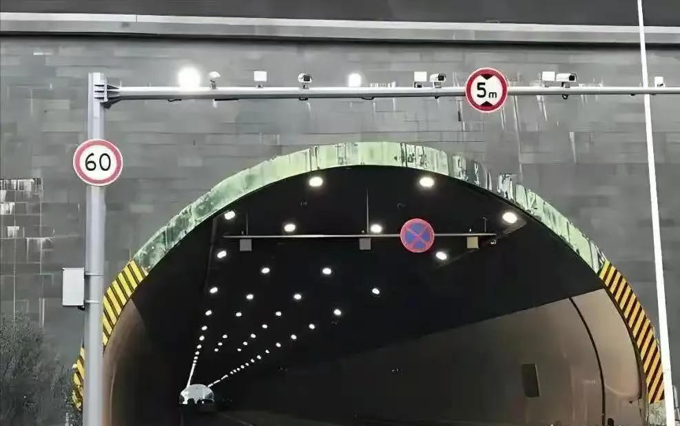跑高速进隧道易吃亏!蓝色标志和限速有这些关键门道