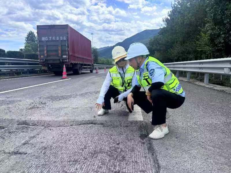 浙江出梅高温下，丽水高速养护团队全力保障道路安全畅通