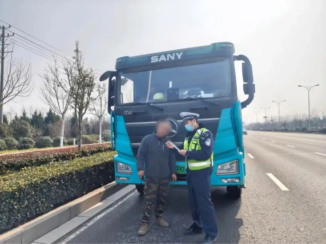 周口交警春季整治行动，严管违停高发路段保畅通
