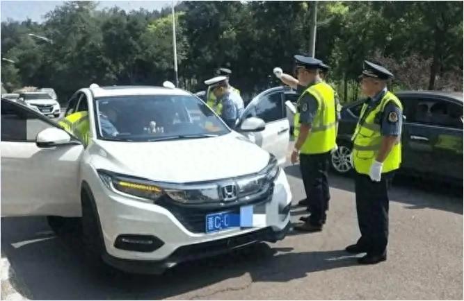 交警设卡查私家车，为啥查？重点查啥？车主必看