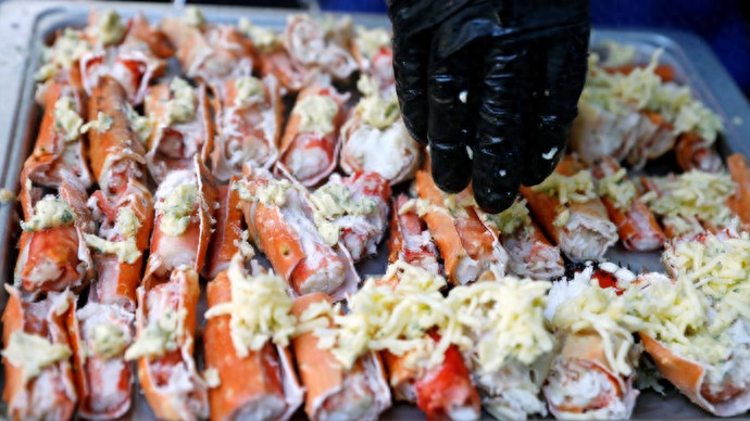 大学食堂现999元帝王蟹引热议，学生对食堂新花样需求几何？