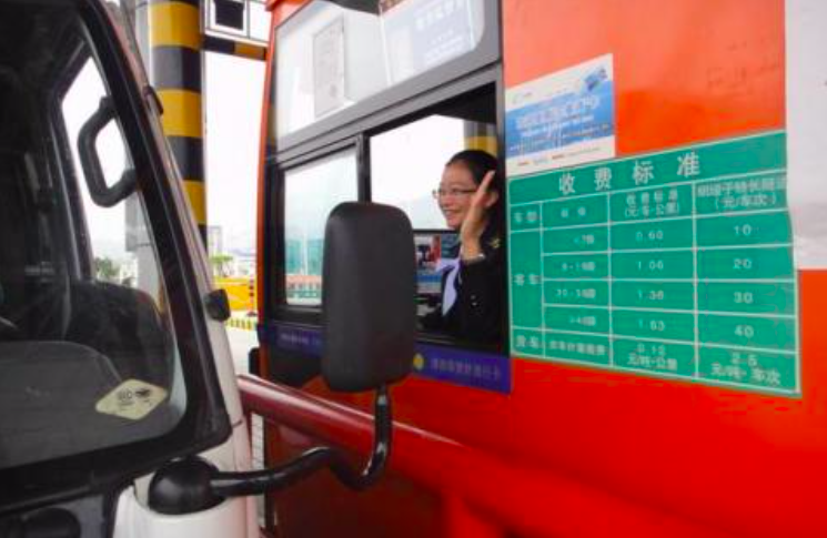 高速收费站收费咋算？车主盼取消或减免，相关部门已行动