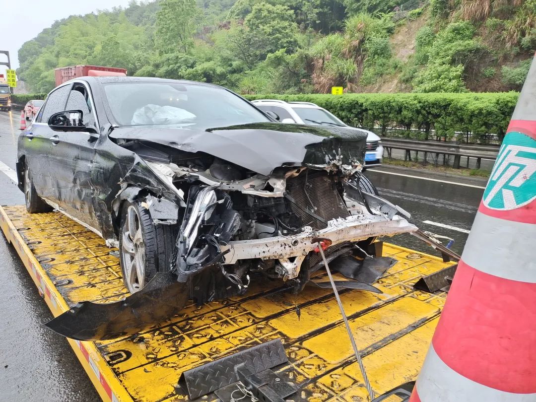 雨天高速驾驶易失控致事故，这些安全技巧请牢记