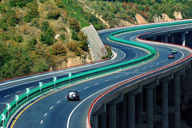 跑高速安全意识很重要！这些高速驾驶技巧你知道吗？