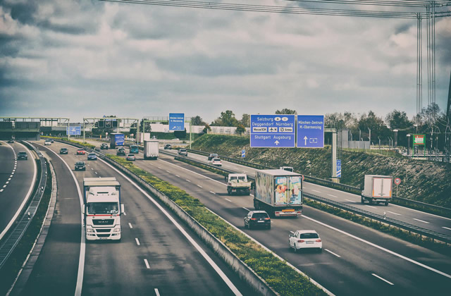 高速行驶规则:时间规定、注意事项及车道行驶要求