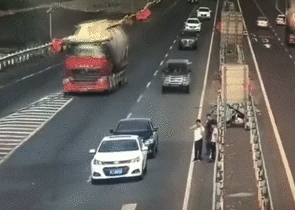 国庆高速事故多发，谨记车靠边人撤离即报警九字诀