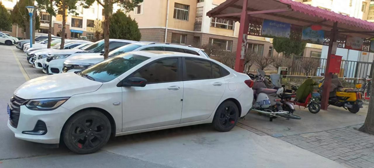 银川一小区临时车辆乱停致拥堵，居民不满，多方探寻解决办法