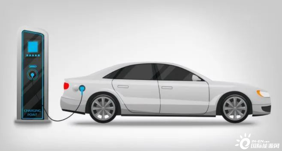 加快公路沿线充电设施建设，完善高速服务区快充网络布局