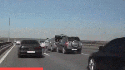 高速事故别慌!牢记车靠边人撤离即报警,保命又省钱